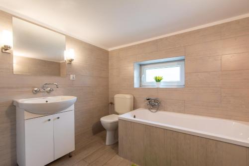 Ένα μπάνιο στο Corka Rybaka Apartments