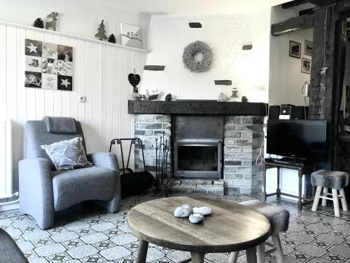  La Petite Passerelle à Mouzaive -  Room  picture :   Tea/Coffee maker    Shower    TV                           