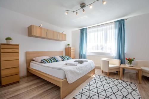 ヤスタルニャにあるCorka Rybaka Apartmentsのベッドルーム1室(ベッド1台、デスク、椅子付)