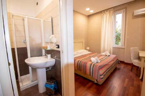 レッジョ・ディ・カラブリアにあるCasual Stay Cairoliの小さなバスルーム(ベッド1台、シンク付)