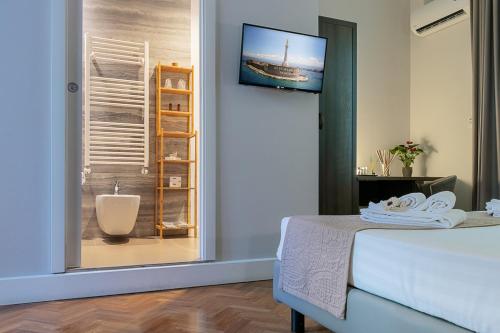 1 dormitorio con baño con bañera a través de una ventana en Re Vittorio De Luxe, en Messina