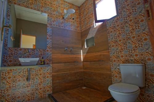 a bathroom with a toilet and a sink at Pousada Reis Magos Nova Caraiva in Caraíva