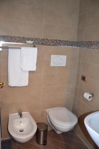 a bathroom with a toilet and a sink at La persiana sul mare in Giovinazzo