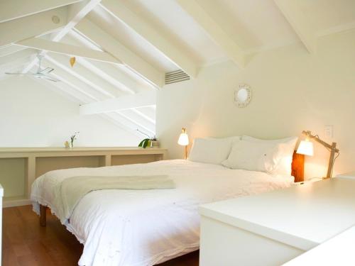 Un pat sau paturi într-o cameră la Two Rooms Onetangi - Onetangi Holiday Home