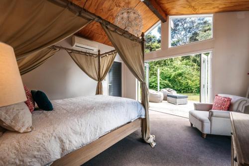 Una cama o camas en una habitación de Kereru - Waiheke Holiday Home