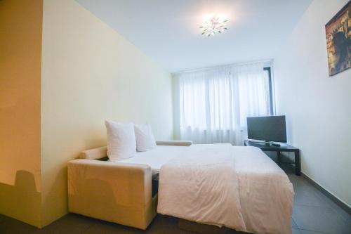 une chambre d'hôtel avec un lit et une télévision dans l'établissement Il Mare appart hotel 1,2,4, à Luxembourg