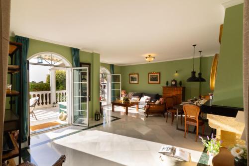 sala de estar con paredes verdes y sala de estar. en Villa María, en Málaga