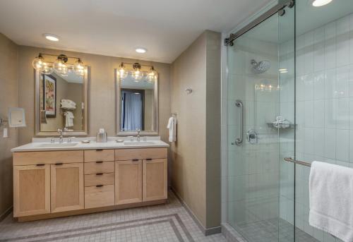 ein Badezimmer mit Waschbecken und Glasdusche in der Unterkunft WorldMark Portland Waterfront Park in Portland