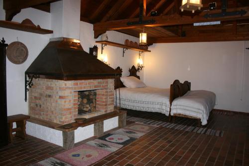 una sala de estar con chimenea de ladrillo en Guest House Sunčano Selo, en Jagnjedovec