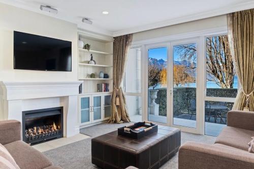 A seating area at Lake Residence - Queenstown Holiday Apartment