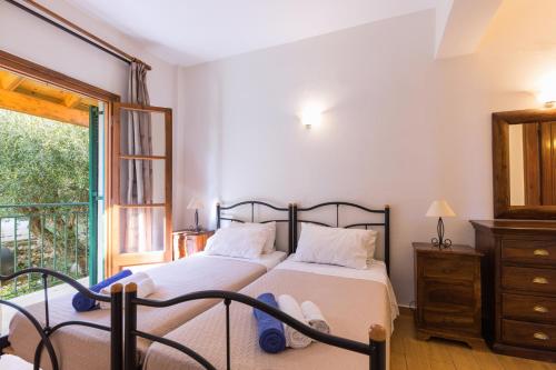 Ένα ή περισσότερα κρεβάτια σε δωμάτιο στο Villa Andonis Nissaki