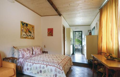 モンテロッソ・アル・マーレにあるアグリトゥリズモ ブランコのベッドルーム1室(ベッド1台、テーブル、デスク付)