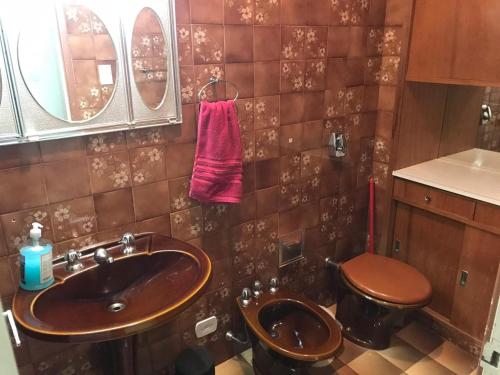 a bathroom with a sink and a toilet at Quarto aconchegante nas Mercês in Curitiba