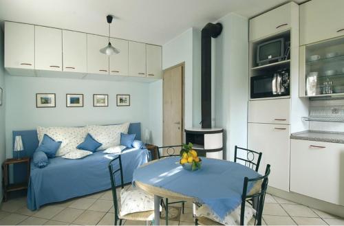 モンテロッソ・アル・マーレにあるアグリトゥリズモ ブランコのリビングルーム(ベッド1台、テーブル、ソファ付)