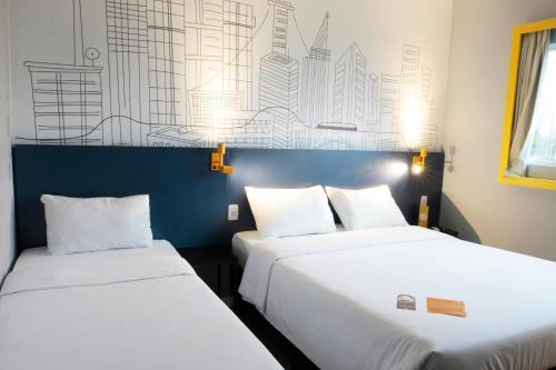 Un pat sau paturi într-o cameră la B&B HOTEL São José dos Campos