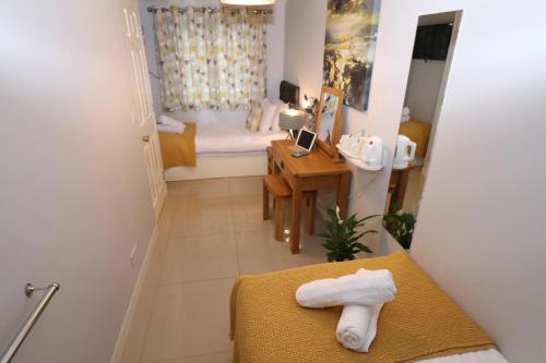 een kleine badkamer met een wastafel en een toilet bij The Lavenders in Bracknell
