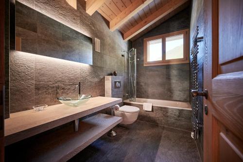 Ένα μπάνιο στο Chalet Bärgsunna Penthouse