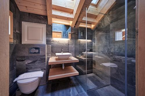Ένα μπάνιο στο Chalet Bärgsunna Penthouse