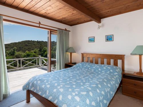 Säng eller sängar i ett rum på Te Maiki Escape - Russell Holiday Home