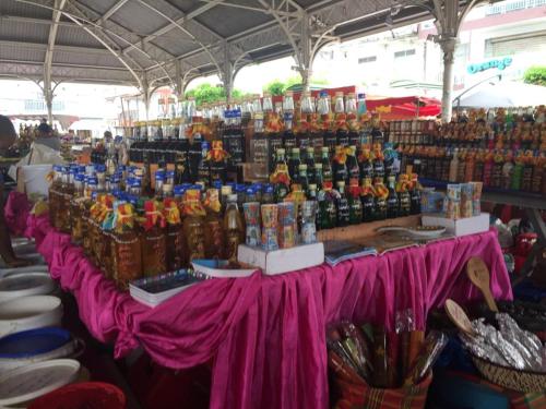 a market with a table filled with different types of drinks at ZANNANNA F1 de charme tout équipé Le Moule avec piscine in Le Moule