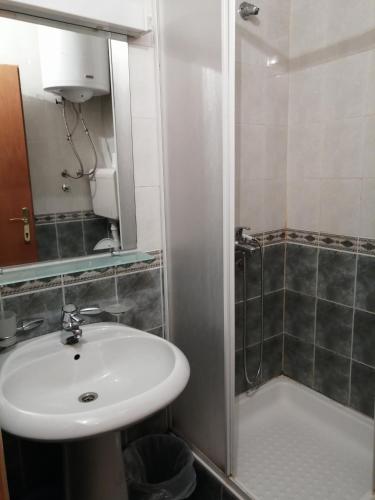 a bathroom with a sink and a shower at Apartman Zlatibor Dimitrije in Zlatibor