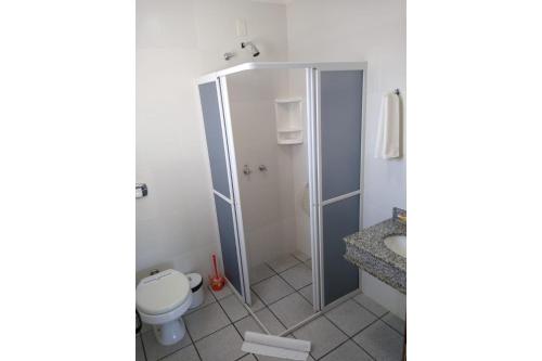 A bathroom at Laguna Aluguéis