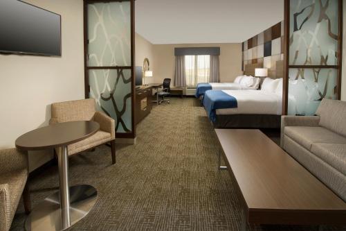 Un pat sau paturi într-o cameră la Holiday Inn Express Hotel & Suites Waco South, an IHG Hotel