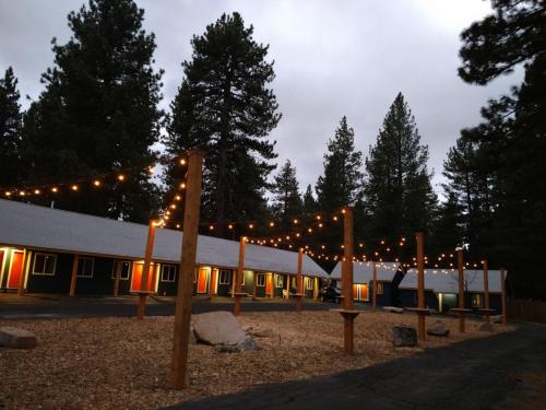 Un bâtiment avec beaucoup de lumière devant lui dans l'établissement Playpark Lodge, à South Lake Tahoe