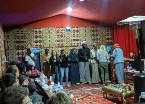 Clientes alojados en Beyond Wadi Rum Camp