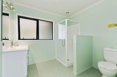 Ванная комната в The Blue Cottage with WiFi- Waipu Holiday Home