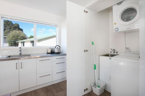 Η κουζίνα ή μικρή κουζίνα στο The Waihi Beach House - Waihi Beach Holiday Home