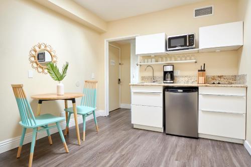 a kitchen and dining room with a table and chairs at Kasa Gaslamp Quarter San Diego in San Diego