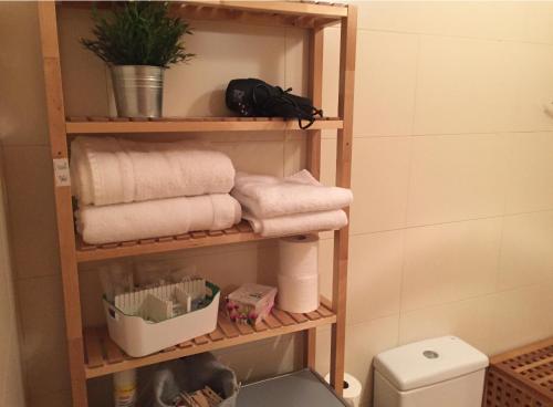 a towel rack in a bathroom with towels and a toilet at EL CAPRICHO de NAGORE - Lic UAT678 in Pamplona