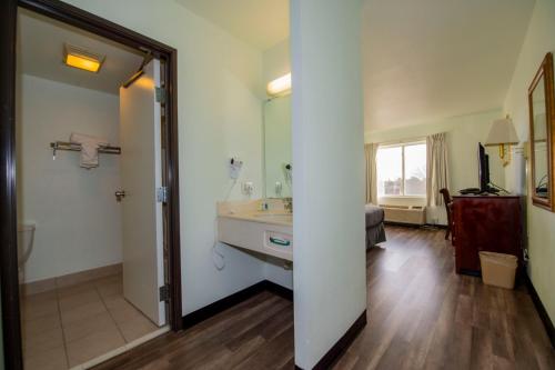 un bagno con lavandino e specchio di Rodeway Inn Central Colorado Springs a Colorado Springs