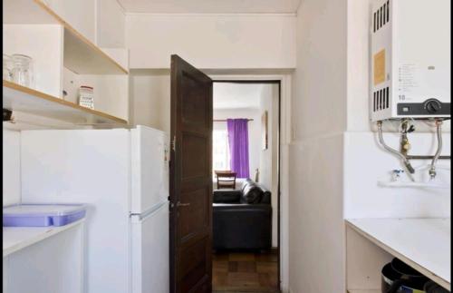 cocina con puerta que da a una sala de estar en Apartamento Valparaiso, en Valparaíso