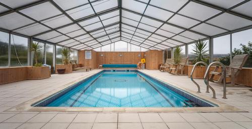 una piscina cubierta con techo de cristal en Star Castle Hotel en Hugh Town