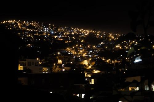 Γενική άποψη της πόλης Βαλπαραΐσο ή θέα της πόλης από  αυτό το bed & breakfast