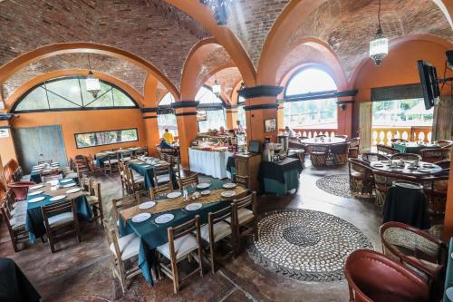 - une vue de tête sur un restaurant avec des tables et des chaises dans l'établissement El Marques Hacienda, à Guanajuato