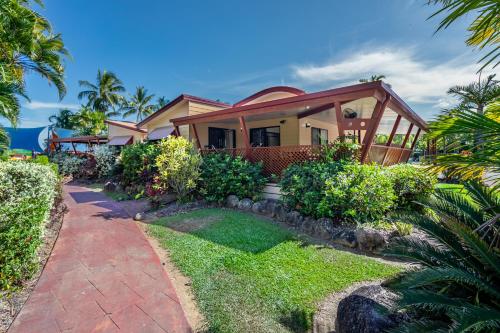 une maison avec un toit rouge et une passerelle dans l'établissement Ingenia Holidays Cairns Coconut, à Cairns