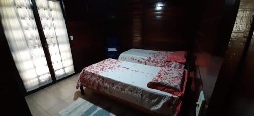 een slaapkamer met 2 bedden en 2 ramen bij Um lugar para curtir, descansar e amar! in Campos do Jordão