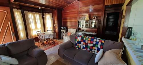 sala de estar con sofá y mesa en Um lugar para curtir, descansar e amar!, en Campos do Jordão