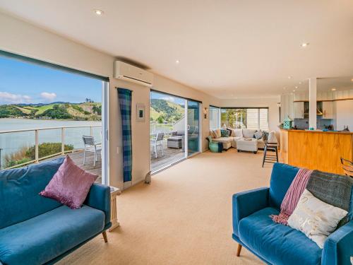 Χώρος καθιστικού στο Seaview Serenity- Whitianga Holiday Home