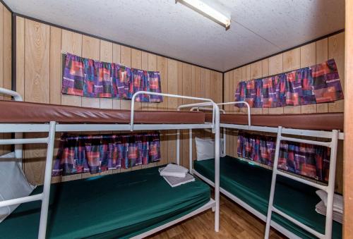 Двухъярусная кровать или двухъярусные кровати в номере Belair National Park Holiday Park