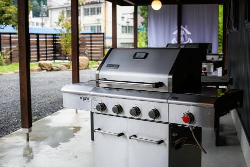 a grill sitting on top of a stove at SHIOYA SPA in Minakami