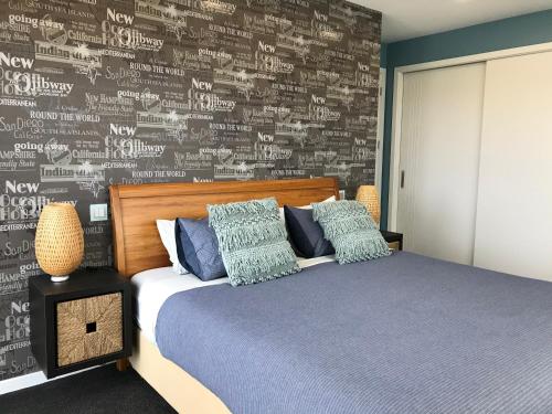Un dormitorio con una cama y una pared con escritura. en Gerding Haven, en Napier