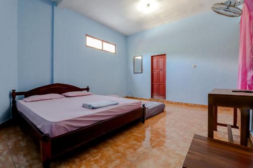 Una cama o camas en una habitación de Hotel Kukup Indah