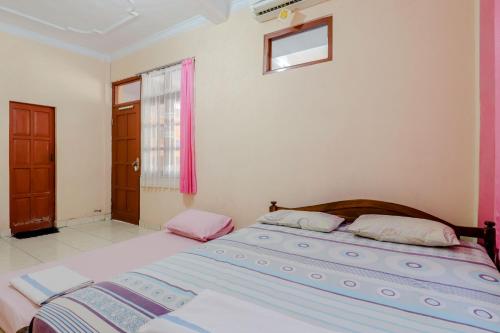 Una cama o camas en una habitación de Hotel Kukup Indah
