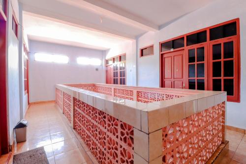 cocina con puertas rojas y encimera en Hotel Kukup Indah, en Kemadang