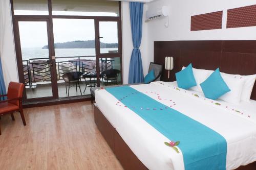 מיטה או מיטות בחדר ב-Sealong Bay ZhongQi Conifer Hotel 海龙湾中启康年酒店