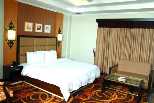 Un pat sau paturi într-o cameră la Hotel One Abbottabad